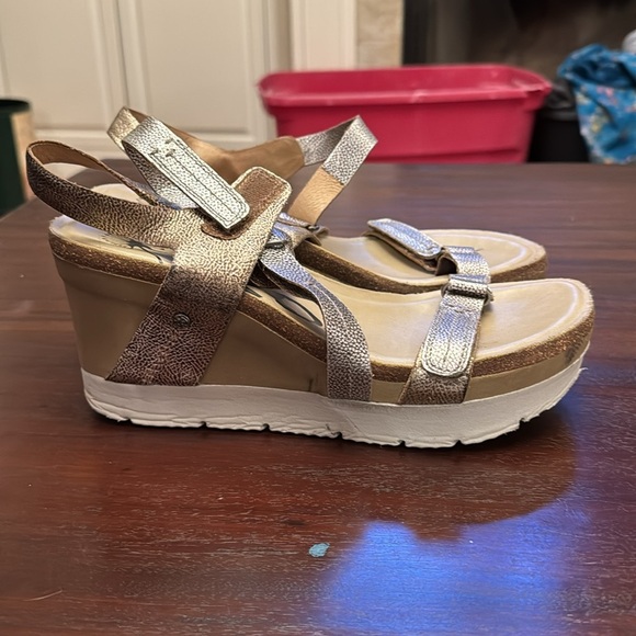 OTBT metallic Wavey women’s sandals size 9.5 - Picture 4 of 6
